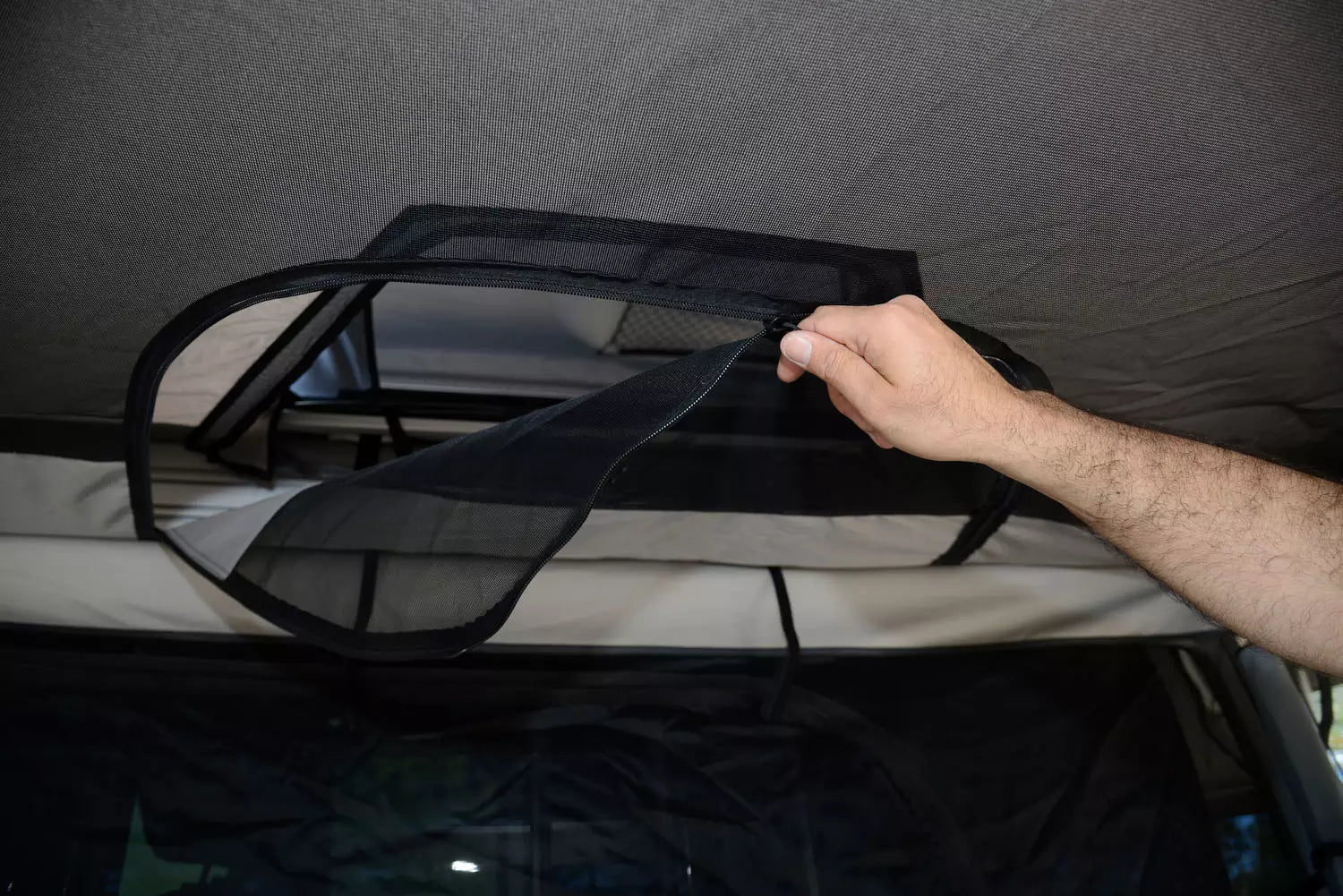 James Baroud Falcon Mosquito Netting Room